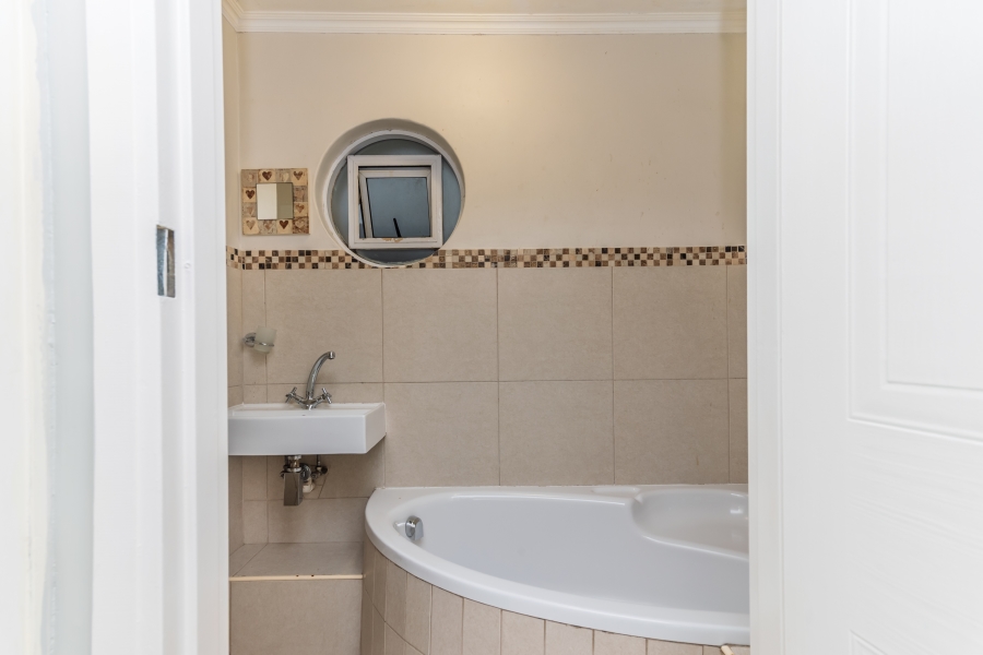 To Let 2 Bedroom Property for Rent in Green Point Western Cape